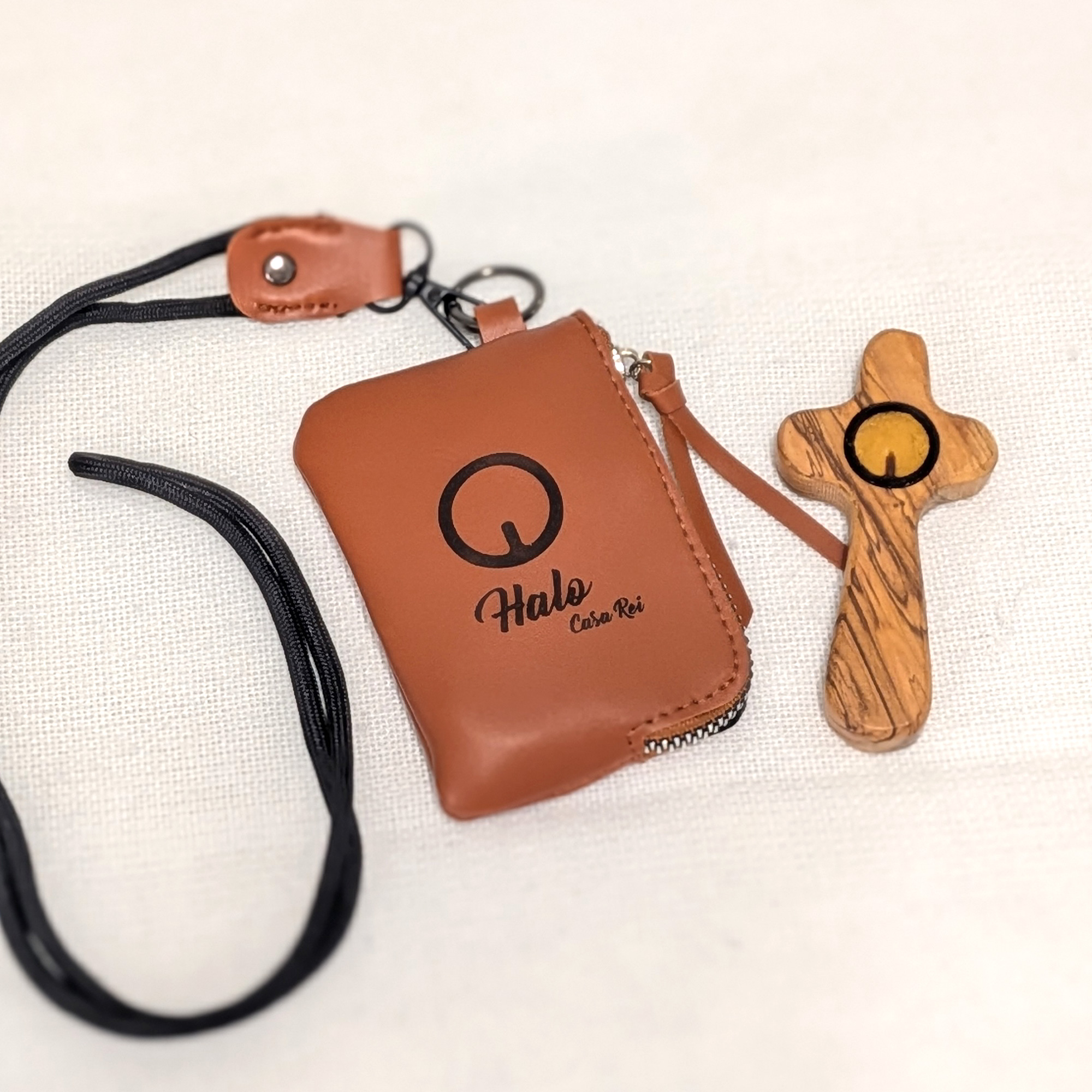 Cruz del Peregrino Deluxe con NFC, Vía Crucis Inteligente Bilingüe, Collar Estuche de Lujo, Regalo Católico (ESP/ENG)